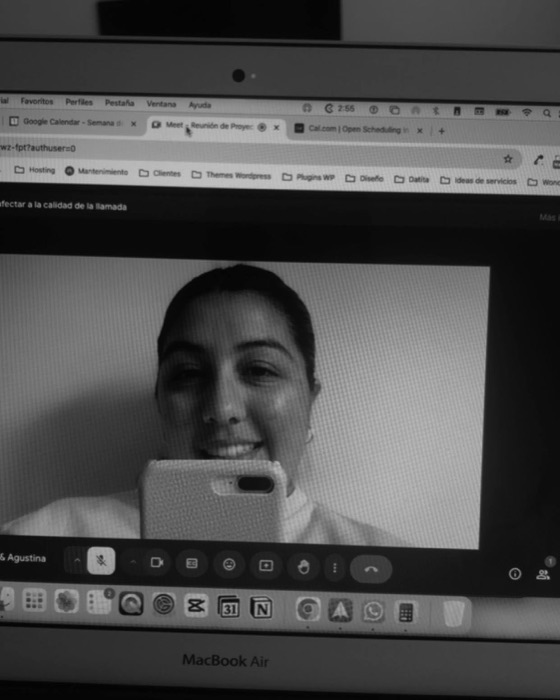 Agustina trabajando: una videollamada abierta en su notebook